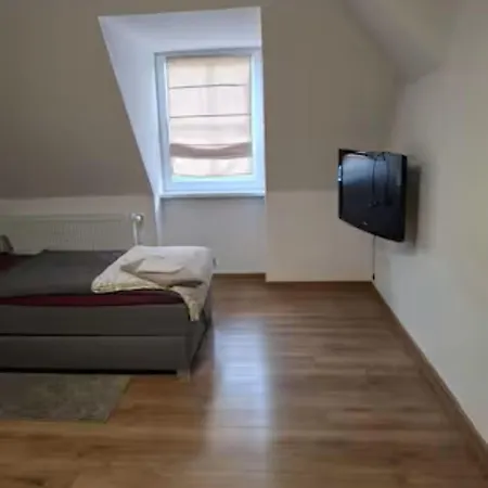 Apartment Schöne Vollausgestattete Monteurs- Gästewohnung In Der Gartenstadt Und Nähe Geiseltalsee Für 2 Personen 2210 *