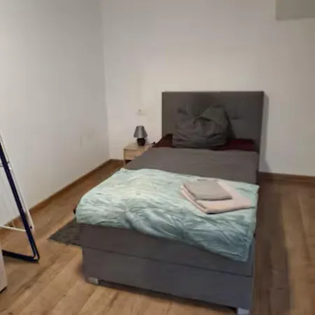 Schöne Vollausgestattete Monteurs- Gästewohnung In Der Gartenstadt Und Nähe Geiseltalsee Für 2 Personen 2210 Apartment