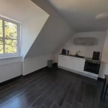 Schöne Vollausgestattete Monteurs- Gästewohnung In Der Gartenstadt Und Nähe Geiseltalsee Für 2 Personen 2210 Apartment