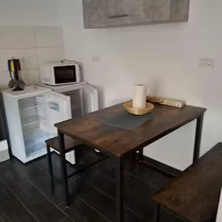 Apartment Schöne Vollausgestattete Monteurs- Gästewohnung In Der Gartenstadt Und Nähe Geiseltalsee Für 2 Personen 2210
