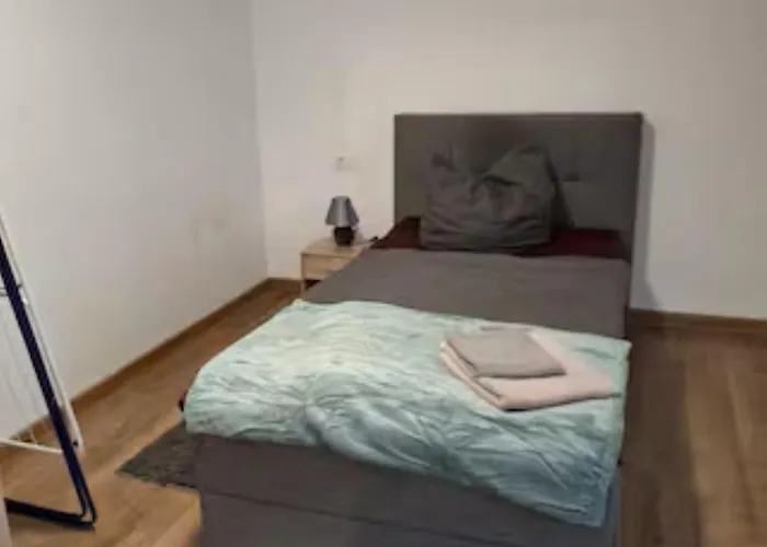 Schöne Vollausgestattete Monteurs- Gästewohnung In Der Gartenstadt Und Nähe Geiseltalsee Für 2 Personen 2210 Apartment