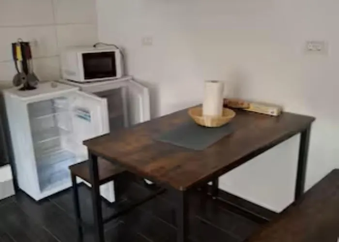 Apartment Schöne Vollausgestattete Monteurs- Gästewohnung In Der Gartenstadt Und Nähe Geiseltalsee Für 2 Personen 2210